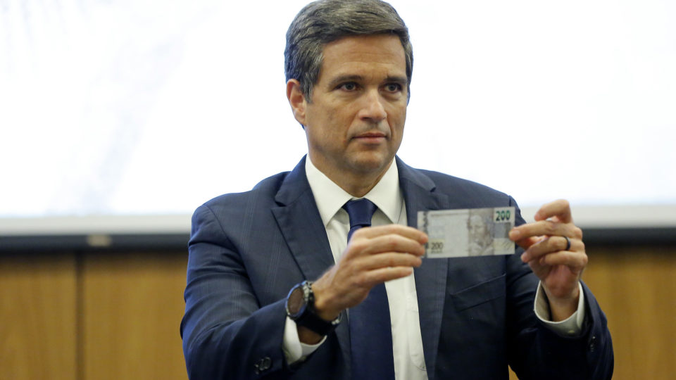 Campos Neto: previsão de inflação subiu com “ruído” sobre Auxílio Brasil e precatórios Campos Neto afirmou que instituição irá usar todo instrumento existente, na medida em que for preciso, para que a inflação fique ancorada no médio e longo prazo.