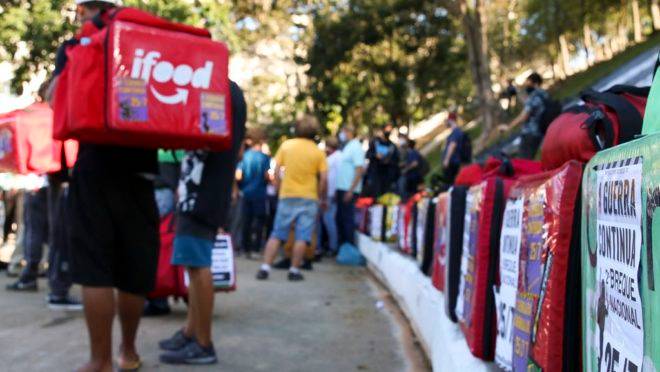 Taxa de informalidade fica em 38,8% no trimestre até outubro, diz IBGE