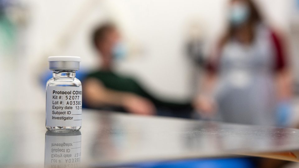 Reino Unido aprova vacina da Oxford/Astrazeneca, principal aposta do governo brasileiro