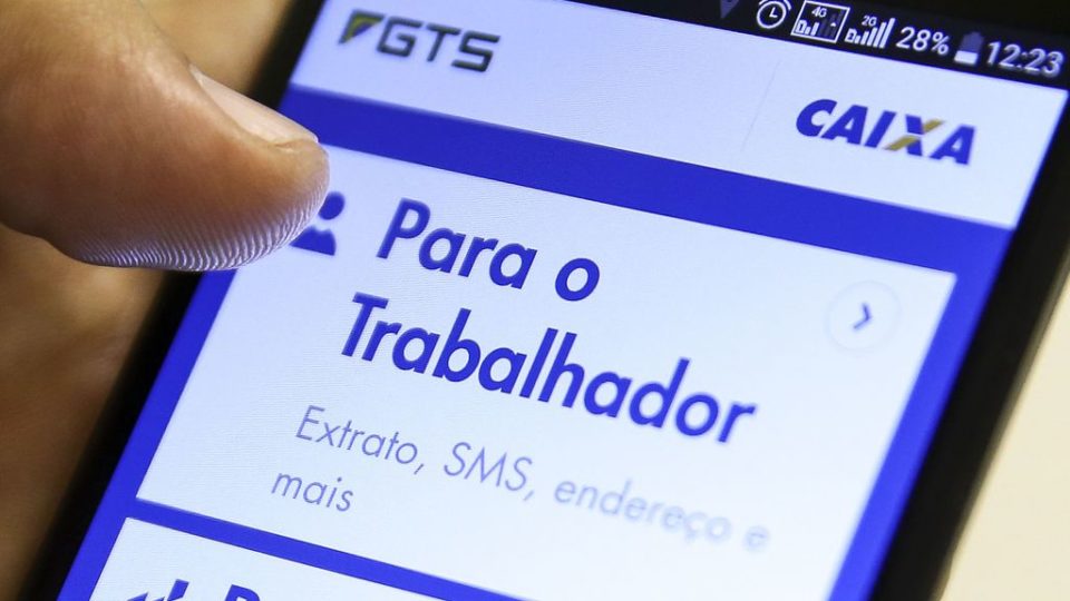 Governo avalia reduzir multa do FGTS da empresa que ajudar na recolocação do demitido Aplicativo da Caixa para consulta do saldo do FGTS.