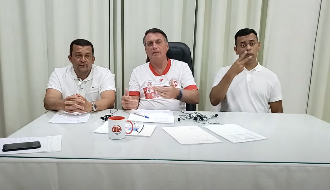 Bolsonaro afirma que Brasil pode adquirir vacina da Moderna e diz que não tomará vacina
