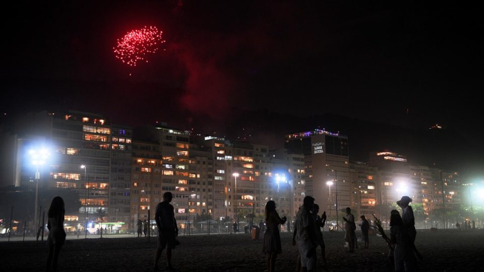 Réveillon em Copacabana: virada de 2020 para 2021 não teve aglomeração no Brasil