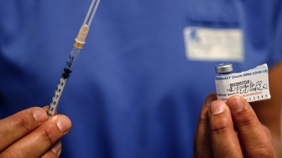 Quanto você pagaria por uma vacina contra a Covid-19? Profissional de saúde mostra uma dose da vacina da Pfizer-BioNTech contra a Covid-19 em hospital de Paris, França, 2 de janeiro de 2021
