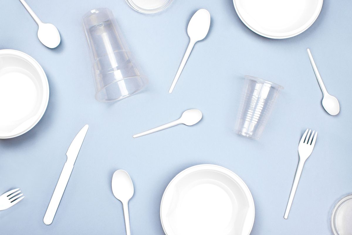 Os descartáveis de plástico estão proibidos em São Paulo e devem ser substituídos por materiais biodegradáveis.