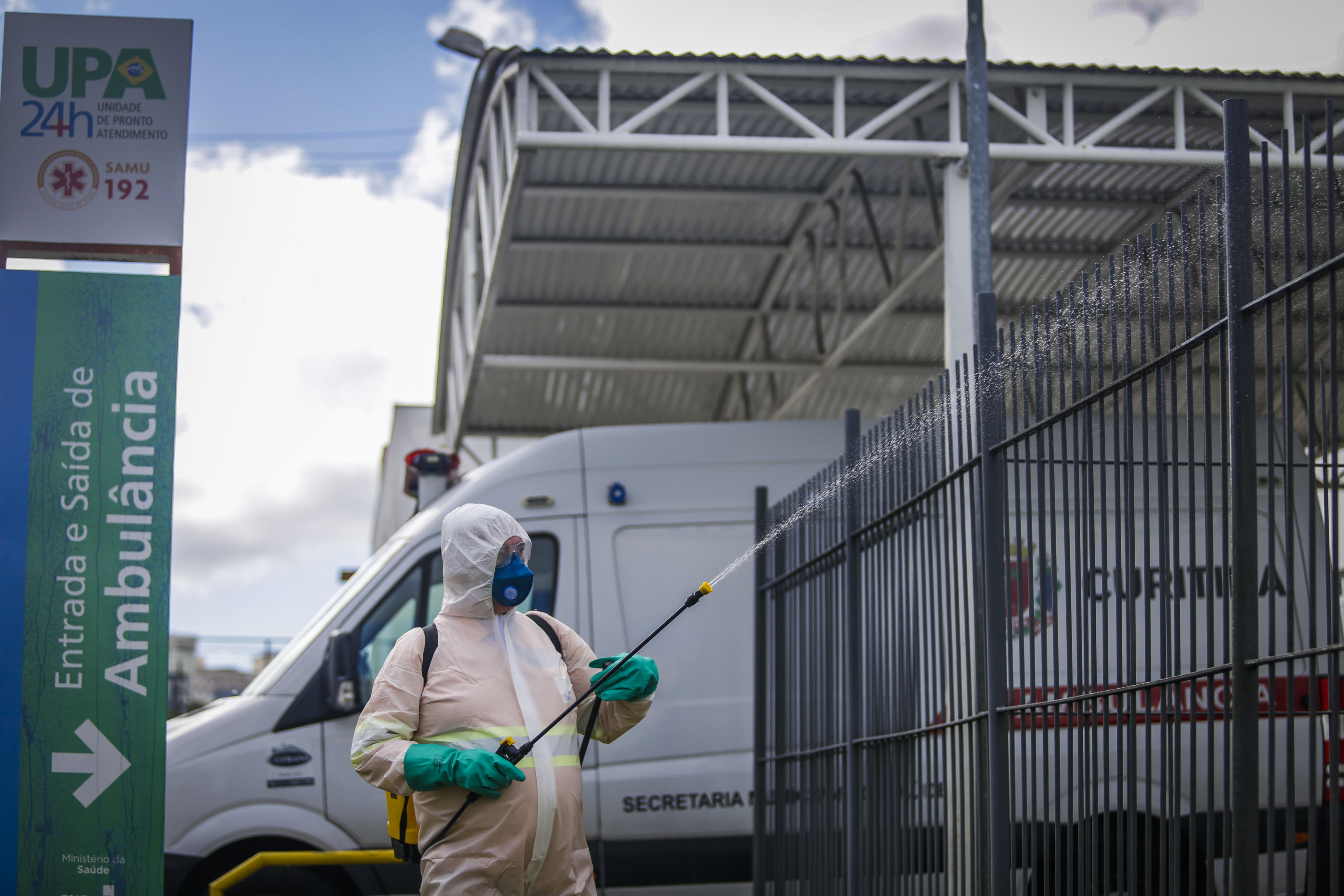 Higienização de UPAs e hospitais em Curitiba no combate à pandemia de coronavírus.