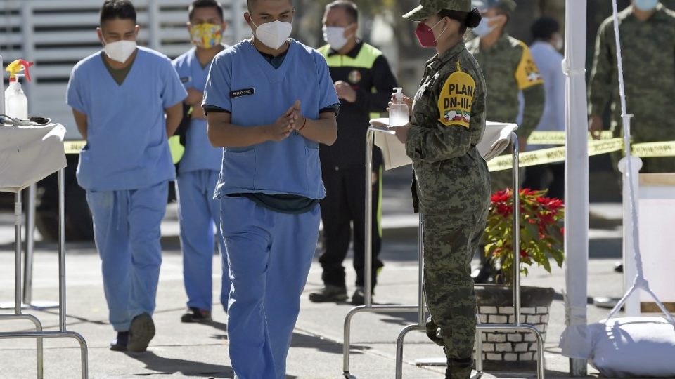 México aprova uso emergencial de vacina da AstraZeneca contra o coronavírus Profissionais de saúde de diferentes instituições e militares são imunizados contra a Covid-19 com a vacina da Pfizer em base militar na Cidade do México, 28 de dezembro de 2020