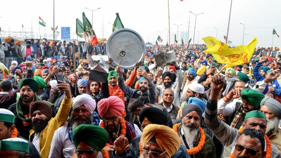 Dez temas para ficarmos de olho na política internacional em 2021 – Parte 1 Agricultores protestam contra reformas do governo da Índia enquanto o primeiro-ministro Narendra Modi fala à nação em seu programa mensal de rádio, em Ghazipur, 27 de dezembro de 2020