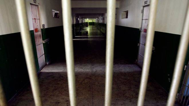 Juíza alega falta de alimentação adequada e concede liberdade provisória a detenta vegana