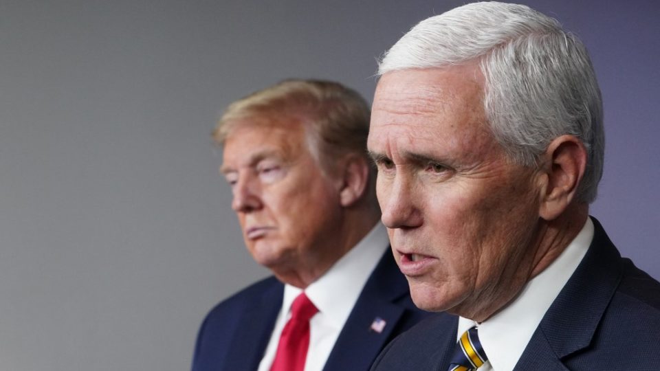 Pence é pressionado para invocar 25ª emenda e retirar Trump do cargo imediatamente O presidente dos EUA, Donald Trump, e o vice-presidente Mike Pence, em foto de 22 de abril de 2020