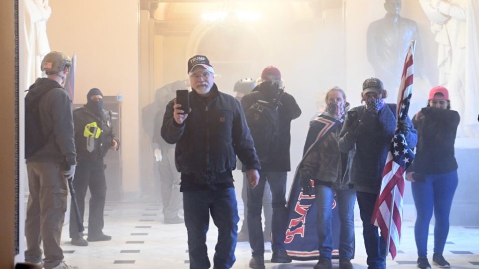 Capitólio foi esvaziado e está seguro, dizem autoridades americanas Policiais usam gás lacrimogêneo para conter manifestantes que invadiram Congresso americano.