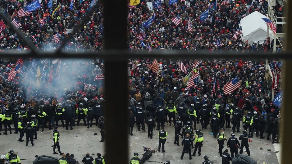 Morre mulher baleada durante invasão ao Capitólio nos Estados Unidos Milhares de manifestantes protestaram em frente ao Capitólio inflamados pelo discurso de Donald Trump.