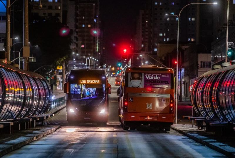 Ônibus de Curitiba com mensagem sobre o uso de máscara durante a pandemia de coronavírus.