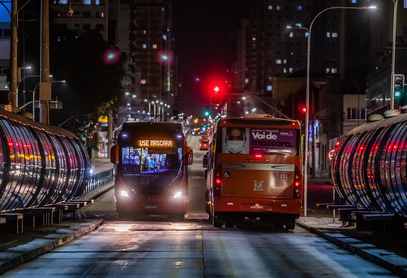 Ônibus de Curitiba com mensagem sobre o uso de máscara durante a pandemia de coronavírus.