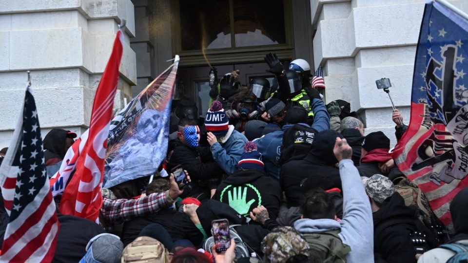 Líderes mundiais condenam caos no Capitólio e repercutem certificação da vitória de Biden Apoiadores de Trump entram em confronto com a polícia e forças de segurança ao invadir o Capitólio dos EUA em Washington, 6 de janeiro
