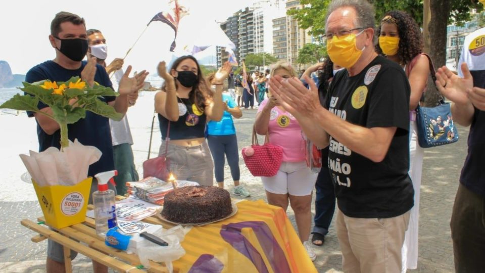 Projeto de lei do PSOL cancela auxílios sociais e matrícula escolar de quem não se vacinar contra Covid-19