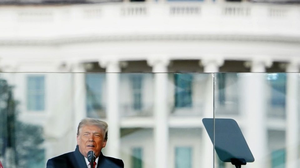 Censura a Trump e Parler é marco histórico contra liberdade de expressão O presidente americano Donald Trump discursa a apoiadores nos arredores da Casa Branca em 6 de janeiro