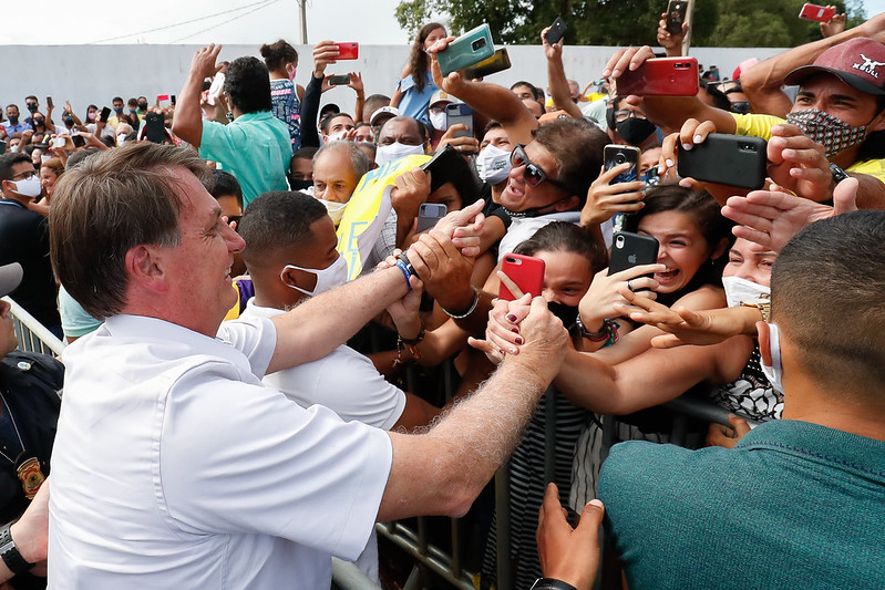 O presidente da República, Jair Bolsonaro, interage com apoiadores.