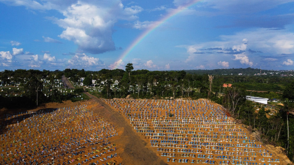 Brasil ultrapassa 200 mil mortes por Covid-19 Brasil ultrapassou 200 mil mortes pela Covid-19 nesta quinta-feira (7).