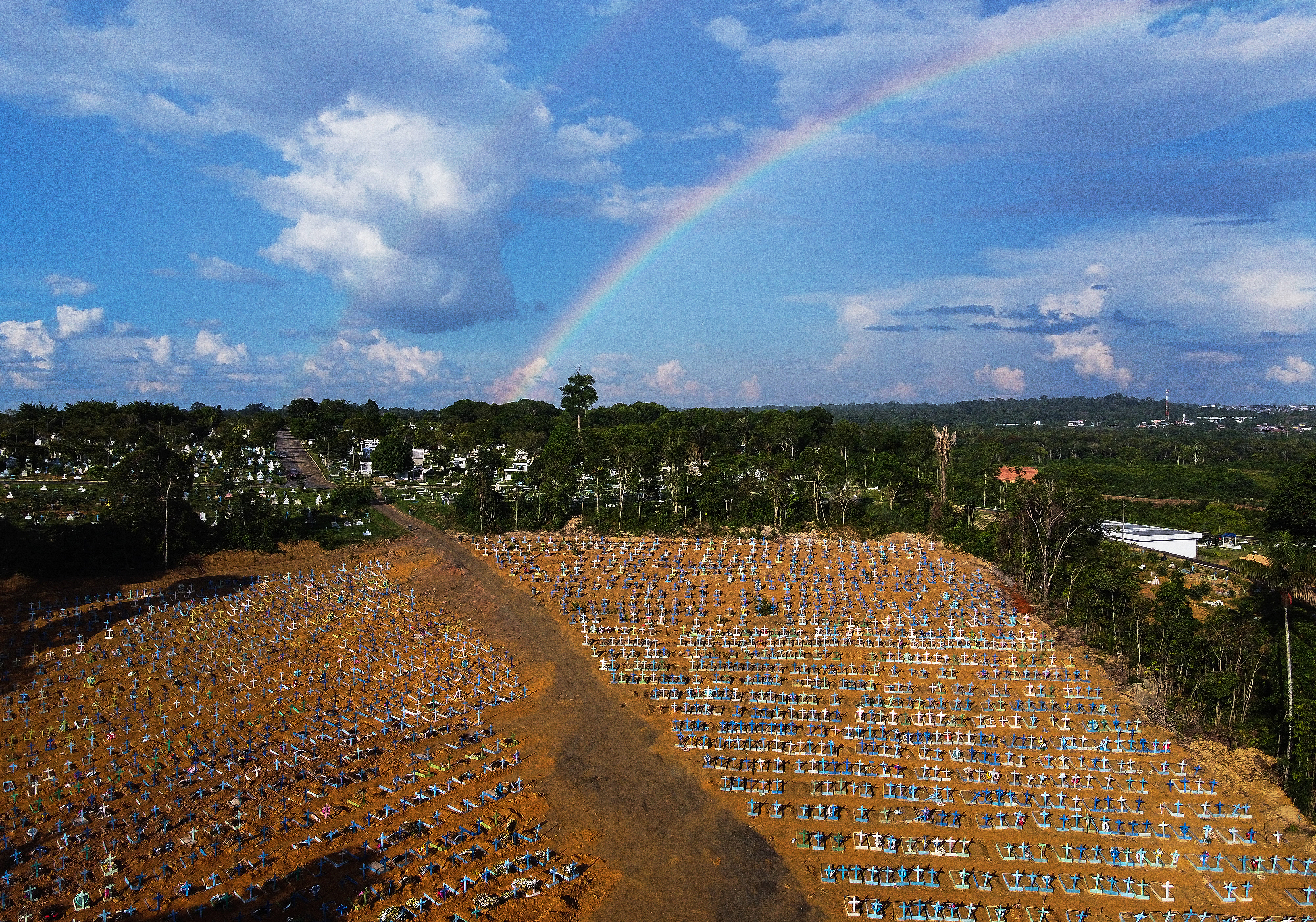 Brasil ultrapassou 200 mil mortes pela Covid-19 nesta quinta-feira (7).