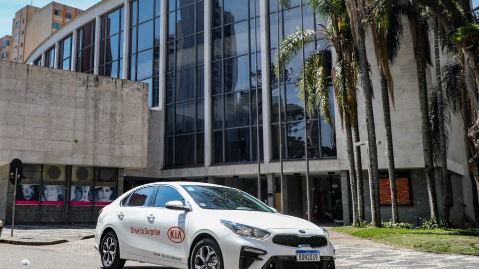 Novo Kia Cerato em frente ao Teatro Guaíra, em Curitiba.