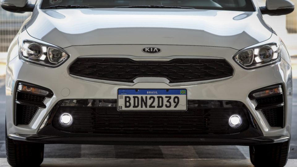 Faróis em led e grade nariz de tigre do novo Kia Cerato