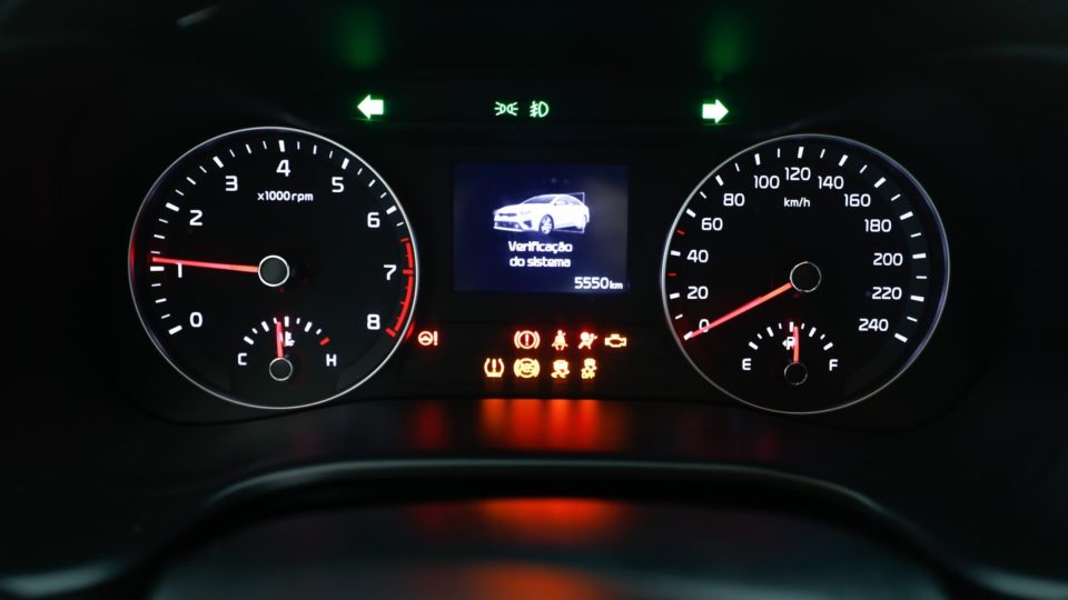 Quadro de instrumentos do Kia Cerato