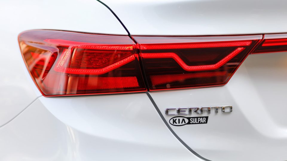 Lanternas do Kia Cerato têm iluminação em led