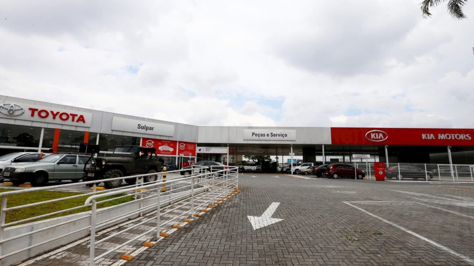 Fachadas da Toyota Sulpar e da Kia Sulpar, agora no mesmo local.
