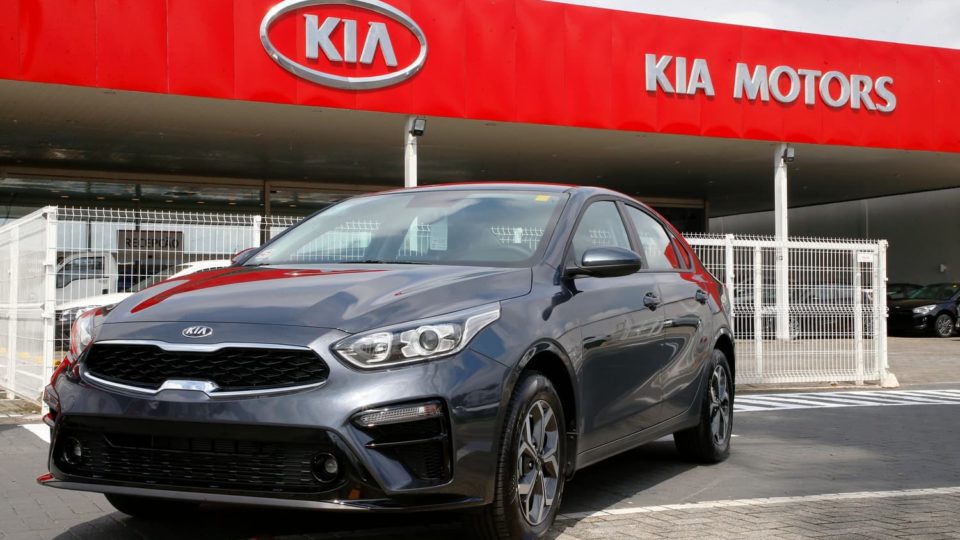 Kia Cerato em frente à nova loja da Kia Sulpar, em Curitiba