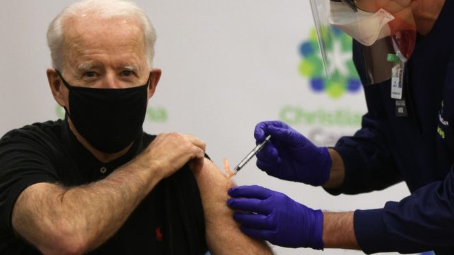 Biden recebe segunda dose de vacina contra a Covid-19