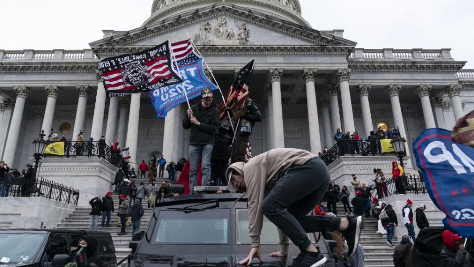 Meus dois centavos sobre a situação dos Estados Unidos Apoiadores do presidente americano Donald Trump protestam em frente ao Capitólio, Washington DC., em 6 de janeiro