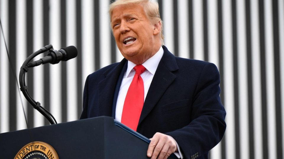 Trump diz que emenda para afastar presidente “voltará para assombrar Biden” O presidente americano Donald Trump discursa em frente ao muro na fronteira entre os EUA e o México, no Alamo, Texas, 12 de janeiro