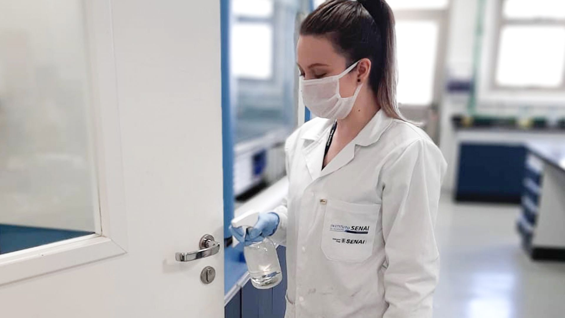 Spray utiliza nanopartículas de prata, fazendo com que superfícies comuns sejam capazes de inativar o vírus