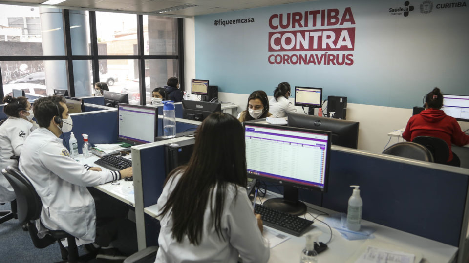 Central de atendimento Covid-19 em Curiitba.