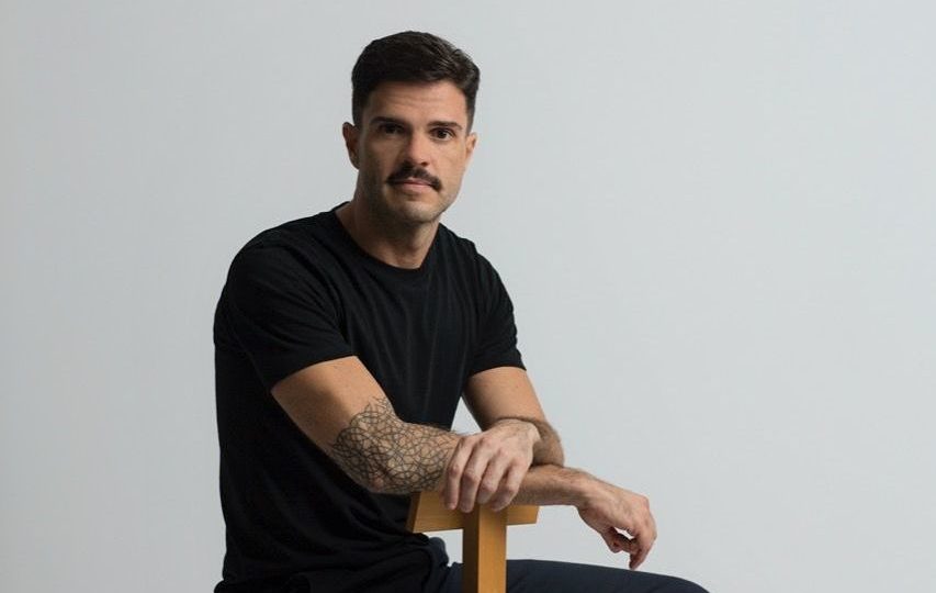 O design afetivo-tecnológico de Guto Requena, um dos “fab five”do Queer Eye Brasil O design afetivo-tecnológico de Guto Requena, um dos “fab five”do Queer Eye Brasil