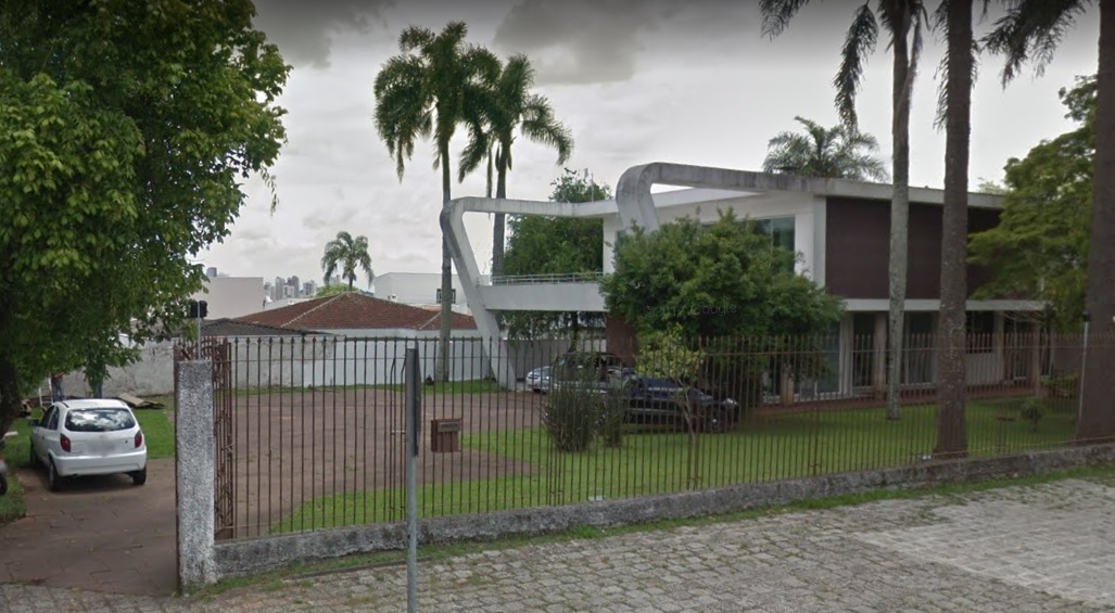 Casa projetada por Lolô Cornelsen, um dos grandes nomes do modernismo paranaense, que hoje pertence ao CAU-PR Casa projetada por Lolô Cornelsen, um dos grandes nomes do modernismo paranaense, que hoje pertence ao CAU-PR