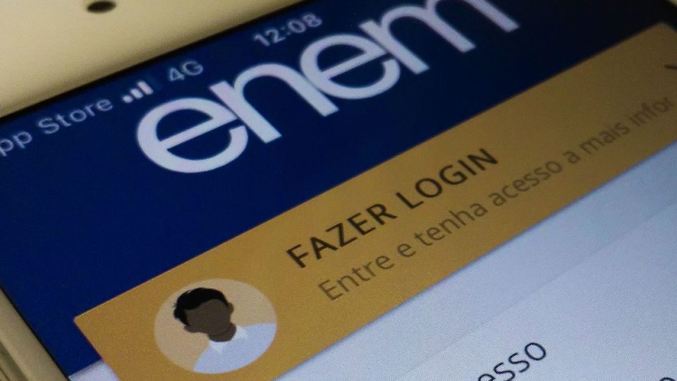 Justiça decide manter realização do Enem no Paraná Apesar de se mostrar preocupado com a pandemia no estado, juiz entendeu que cancelamento do exame prejudicaria ainda mais os alunos.