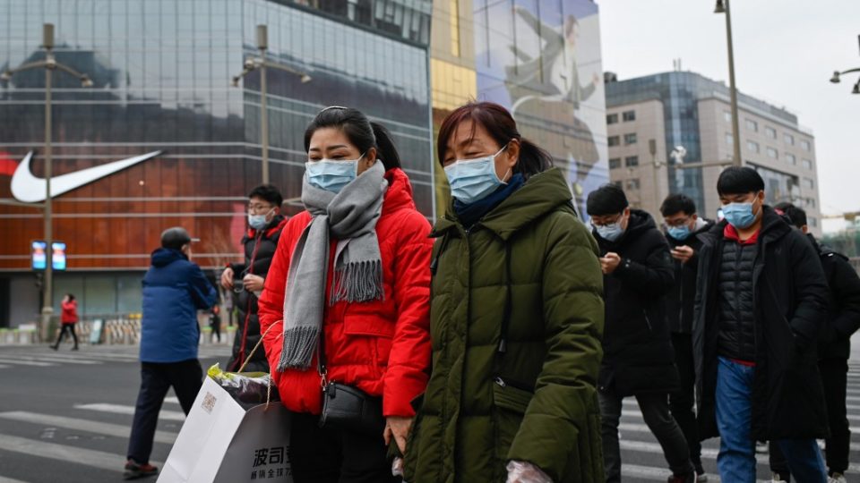 China relata primeira morte de Covid-19 em oito meses Pedestres usando máscaras caminham em uma rua comercial em Pequim em 14 de janeiro de 2021.