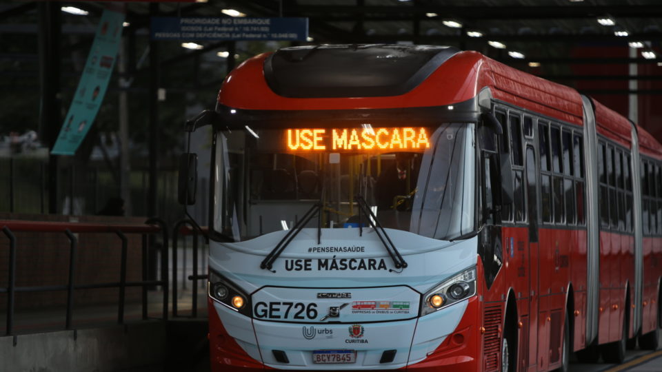 Curitiba quer importar vacina da Covid para servidores e trabalhadores do transporte coletivo Prefeito Rafael Greca quer vacinar motoristas e cobradores de ônibus, além dos servidores municipais, com doses extras de vacina importadas da Índia.