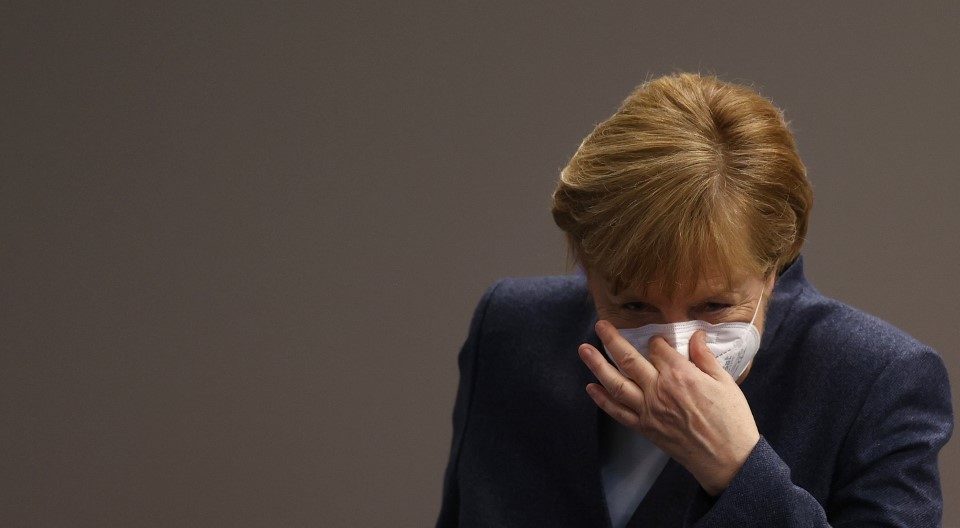 Com recorde de mortes, Alemanha se prepara para megaquarentena Chanceler alemã pretende fechar completamente o país, paralisar o transporte e obrigar a população a usar máscaras profissionais durante 8 a 10 semanas.