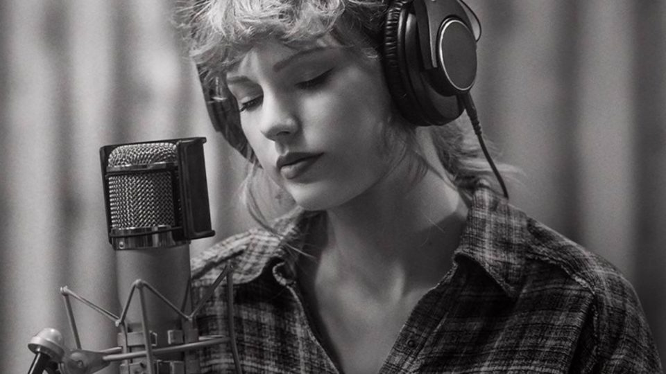 Taylor Swift, pode nos ajudar a fazer uma pausa nessa loucura toda? Taylor Swift em cena de documentário sobre a gravação de seu álbum folklore.