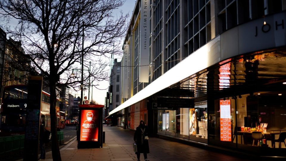 Reino Unido anuncia fechamento de todos os corredores de viagem do país Pedestre usando máscara de proteção contra o coronavírus passa por lojas fechadas na Oxford Street, centro de Londres, durante terceiro lockdwon nacional no Reino Unido, 15 de janeiro