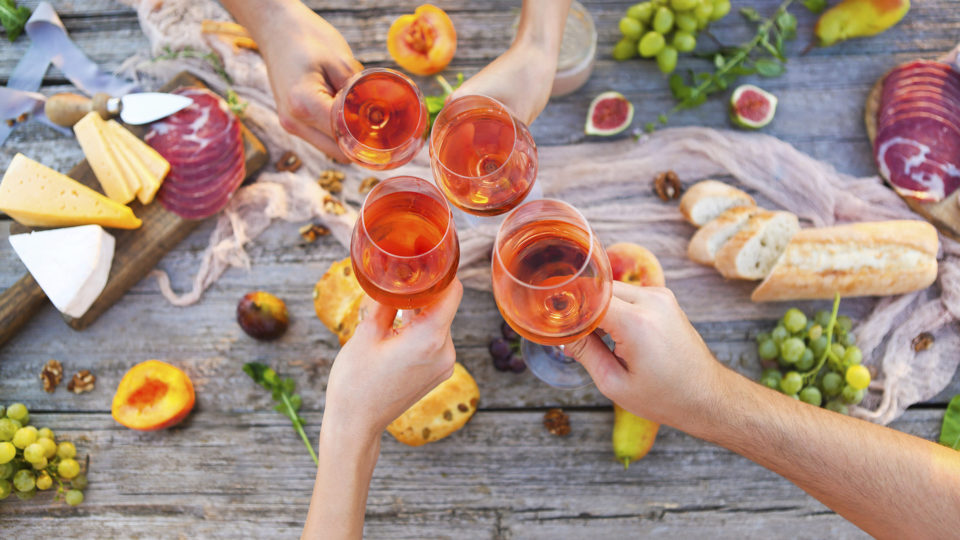 O vinho rosé caiu na graça dos brasileiros, especialmente os da geração Millennial, que gostam de novas experiências. 