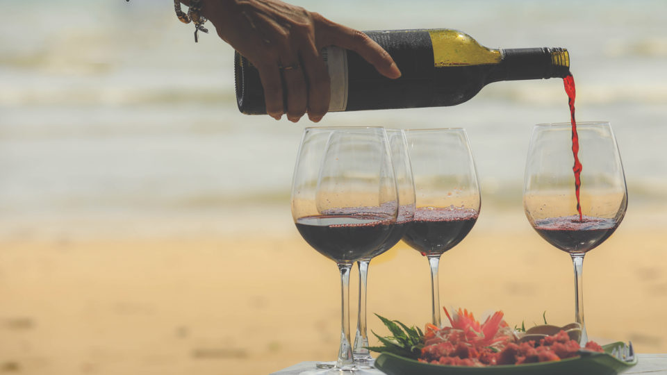 Os vinhos tintos podem – e devem – ser bebidos no verão. 