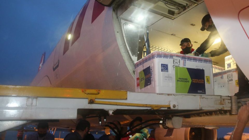 Avião com doses da Coronavac para o PR desembarca no Aeroporto Afonso Pena Chegada das vacinas contra a Covid-19 no Aeroporto Afonso Pena em Curitiba.