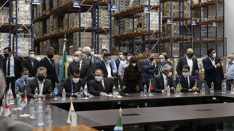 Ministro Eduardo Pazuello e governadores em cerimônia de entrega das vacinas no dia 18/01/2021