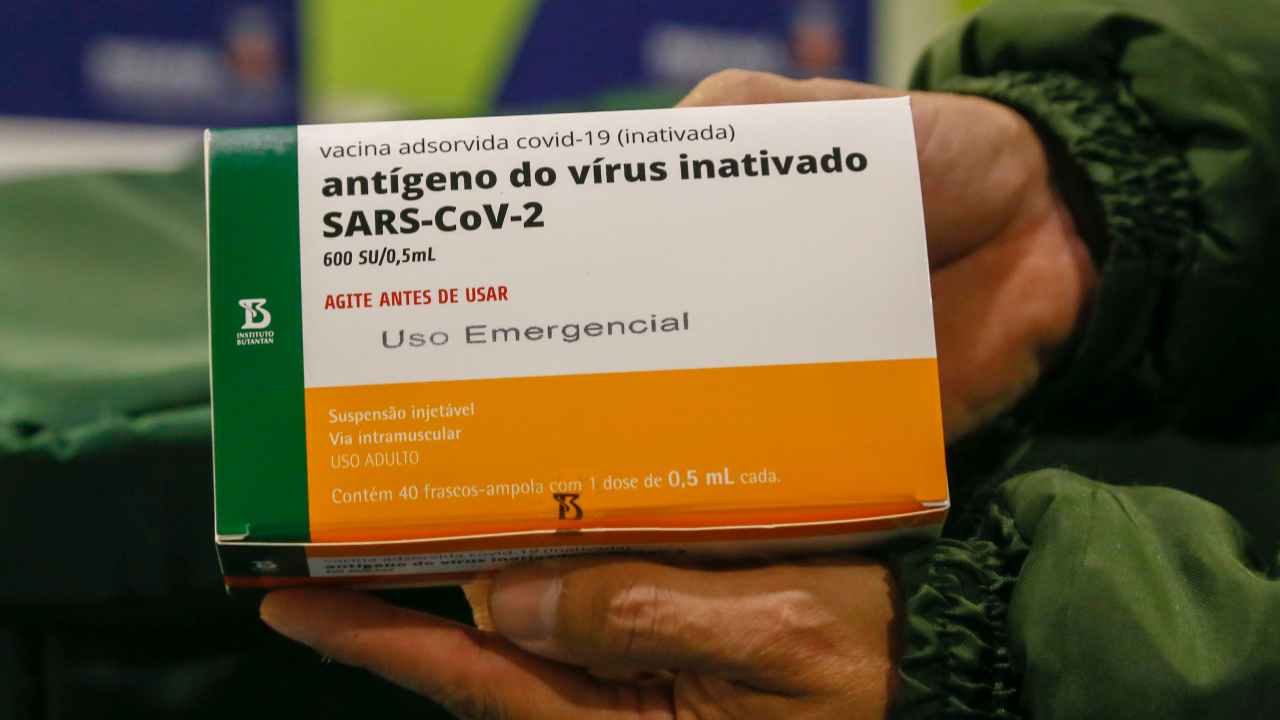Caixa com doses da vacina Coronavac, contra a Covid-19: primeiros lotes começaram a ser distribuídos aos estados pelo Ministério da Saúde na segunda-feira (18).