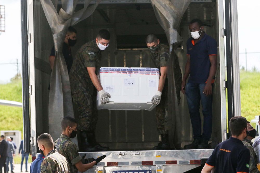 Vacina é transportada para o envio ao Paraná