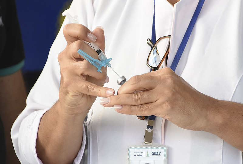 Disputas políticas estão se sobrepondo à urgência da aplicação da vacina contra a Covid-19