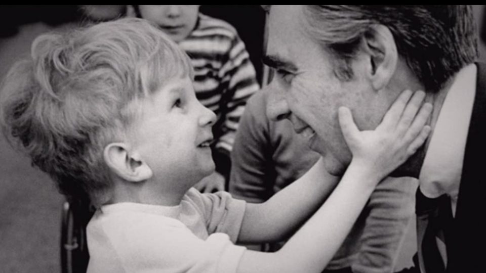 A vida do pastor e apresentador norte-americano Fred Rogers foi dedicada a fomentar nas crianças a confiança e o respeito. Mas não demos ouvidos a ele.